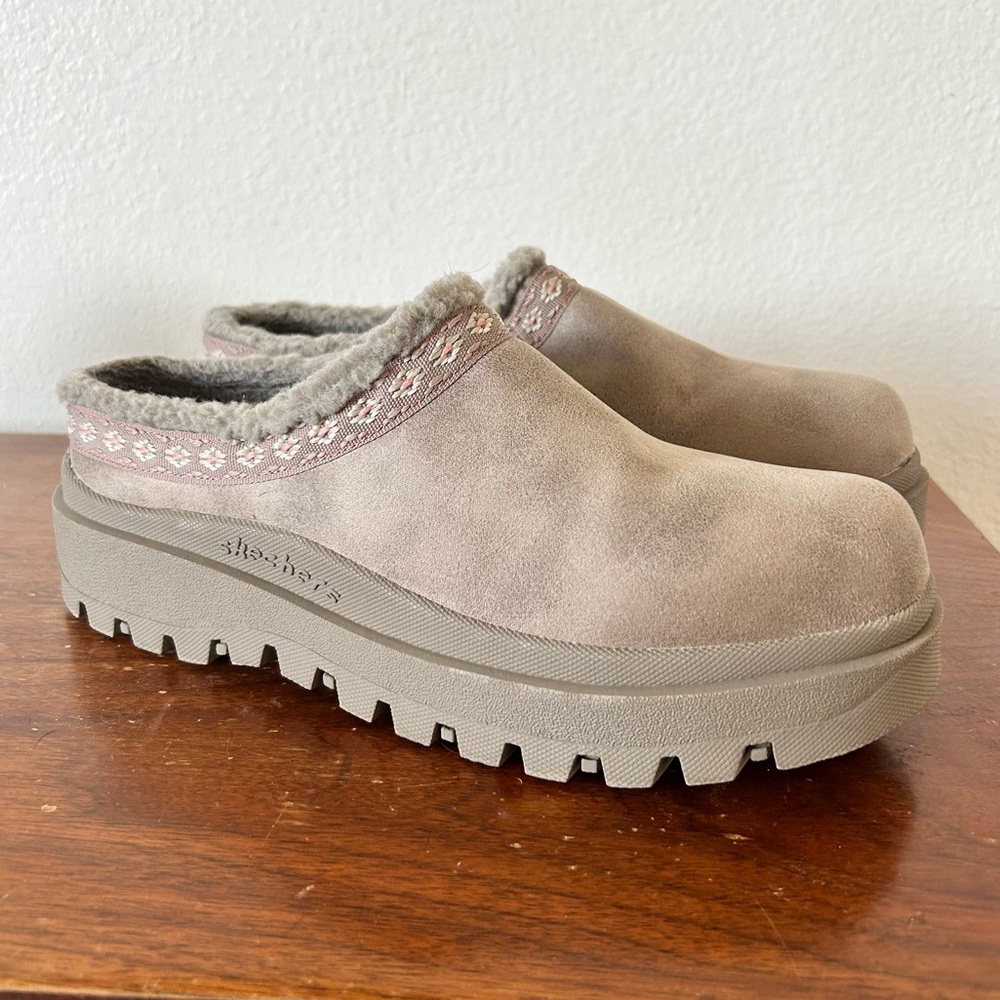 Skechers Women's Shindigs-Comfy Hour Mule platform slippers